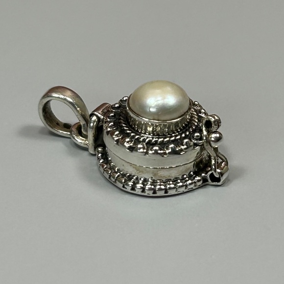 925 Sterling Silver & Pearl Poison Pendant - Picture 2 of 7
